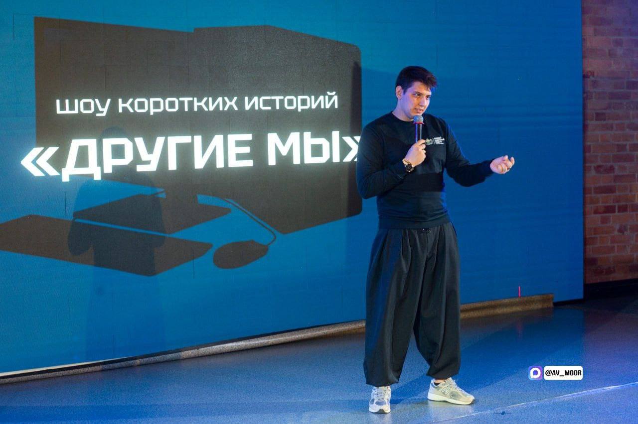 В Конторе пароходства прошла встреча с участниками проекта Боевой кадровый резерв в формате шоу коротких историй Другие мы Участие во встрече принял губернатор Александр Моор О своих впечатлениях он рассказал в национальном мессенджере МАХ На сцену выходили люди с разными судьбами но объединённые общим делом боевым опытом и доблестным служением Родине У каждого были свои сильные истории свои рассказы о семье доверии о надёжном плече товарища об уверенности в неминуемой победе АВМ БоевойКадровыйРезерв НациональныйМессенджерМАХ