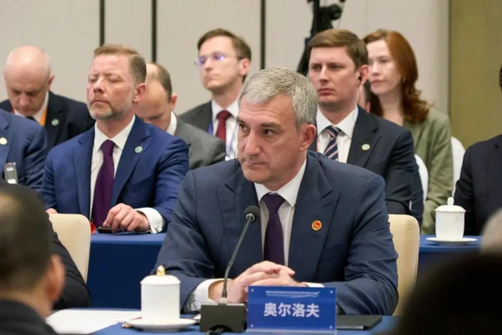 Василий Орлов о России и Китае Мы видим колоссальный рост взаимного интереса В Харбине состоялось шестое заседание межправительственной комиссии по сотрудничеству Дальнего Востока РФ и Северо Востока КНР пишет пресс служба правительства Амурской области Мероприятие провели полномочный представитель президента России в ДФО Юрий Трутнев и заместитель премьера Госсовета КНР Чжан Гоцин В заседании принял участие губернатор Амурской области Василий Орлов Глава Амурской области Василий Орлов назвал регион ключевым звеном приграничного партнерства Мы видим колоссальный рост взаимного интереса товарооборот увеличился на 45 пассажиропоток на 16 а трафик движения по международному автомобильному мосту Благовещенск Хэйхэ в первом квартале этого года вырос практически вдвое отметил он Подробнее ТЕЛЕПОРТ РФ Фото правительства Амурской области