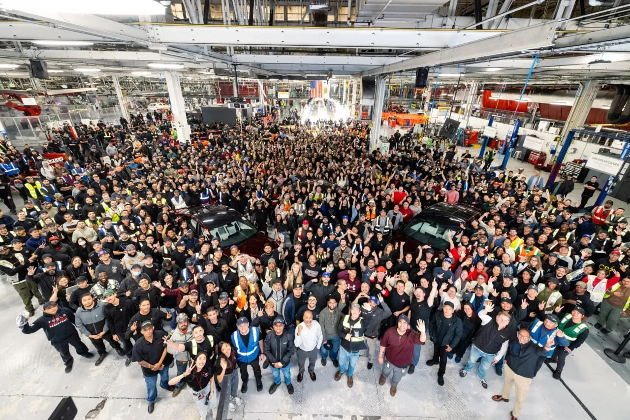 Сошли с конвейера последние Tesla Model S и Model X Об остановке производства культовых моделей компания с грустью объявила в соцсетях 14 лет истории для Tesla Model S 11 лет для Model X С этого момента легендарный завод во Фримонте начнет выпуск гуманоидных роботов Optimus Ушли легенды еще какие ну ушли и ушли ничего такого в них нет GreenAgenda Наши чаты