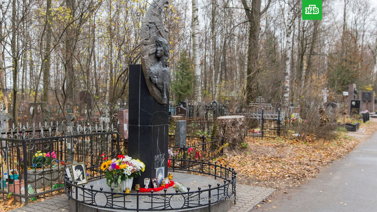 На могиле Виктора Цоя скончалась 47 летняя женщина Происшествие случилось накануне вечером когда к захоронению рок идола на Богословском кладбище пришла компания мужчин и женщин Одной из них резко стало плохо женщина упала и умерла Знакомые скончавшейся доставлены в полицию Как сообщают СМИ смерть не носит криминальный характер Также известно что все в компании были пьяными Подписаться на НТВ Петербург Буст канала