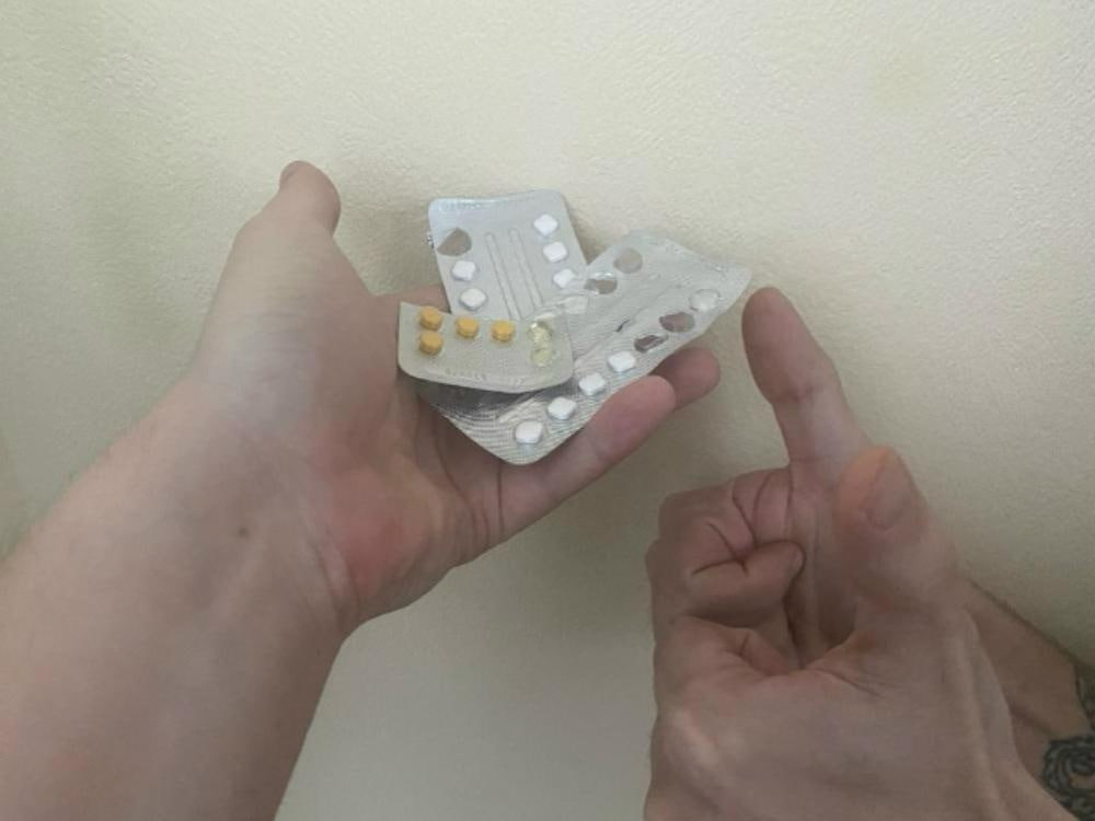 Минздрав России сформулировал критерии по которым врачи смогут назначать БАДы Парламентская газета назначение пациентам биологически активных добавок легализовано медработники могут официально выписывать на них рецепт В приказе Минздрава есть нюанс выписывать можно только те добавки которые согласованы министерством БАДы по разным данным принимают от 59 до 92 процентов россиян Однако в классической медицине считается что больных можно лечить только препаратами безопасность и эффективность которых доказана доклиническими и клиническими исследованиями С БАДами таких исследований не проводили а потому их официально и не назначали 1 сентября вступил в силу закон который регламентирует оборот этих препаратов и дает право врачам использовать их при наличии показаний у больного Минздрав издал подзаконный акт приказ устанавливающий порядок назначения добавок Так выписывать можно не всякий БАД а исключительно зарегистрированный и входящий в перечень одобренный Минздравом Применять их тоже следует по схеме установленной в методических рекомендациях ведомства Сведения о назначенном БАДе наименовании действующего вещества способе схеме и длительности его применения врач или фельдшер должны внести в медицинскую документацию пациента говорится в приказе Минздрава