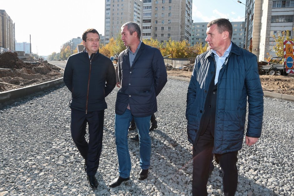 Легально покинуть страну не мог как в Казани задержали короля дорожных контрактов с М 12 Дело против владельца Волгадорстроя Айрата Миннуллина возбудили в Следкоме в потерпевших один из татарстанских банков Сегодняшнюю ночь в полицейском изоляторе в Казани провел видный дорожник Татарстана Айрат Миннуллин известный в качестве владельца Пражского клуба автовокзала Восточный и компании банкрота Волгадорстрой выступавшей подрядчиком на строительстве трассы М 12 Как отмечают источники Реального времени заявления против бизнесмена подал один банков хотя претензии по исполнению обязательств есть еще у ряда кредитных учреждений Дело возбудили на днях в Следкоме по Татарстану сразу по двум статьям мошенничество и растрата От комментариев силовики наотрез отказываются Впрочем известно претензии потерпевшего связаны с предоставлением банковских гарантий по госконтрактам Волгадорстроя ВДС и юристы заявителя уверяют что при получении этого документа в банк изначально предоставлялись недостоверные данные о положении заемщика и его имуществе Источники Реального времени отмечают что Миннуллин с этими претензиями не согласен он полагает что если бы не банкротство организации подобных заявлений не было бы Как удалось выяснить Реальному времени решение о задержании ВИП строителя дорог и магистралей силовики приняли узнав о приобретении авиабилетов в пределах РФ причем в ту и обратную сторону Вылет за границу Миннуллину запретили еще в октябре по решению Арбитражного суда Татарстана С таким запретом легально покинуть страну он не мог поделился один из близких к следствию источников издания На фото Миннуллин в центре Подпишитесь на Реальное время в МАХ Telegram Дзен