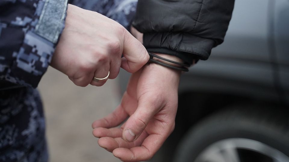 ТАСС подросток из Крыма поджигал и расстреливал автомобили из за нацизма 17 летний крымский житель признал вину в уничтожении еврейских автомобилей и участии в запрещенной в России организации Об этом узнал ТАСС в правоохранительных органах В 2024 году в Симферополе подросток вступил в террористическую организацию выступающую за захват власти через взрывы и поджоги Он украл литр бензина из мопеда и поджег автомобиль Opel Calibra считая его собственностью еврея После поджога машины подросток сообщил куратору о возбуждении уголовного дела и попросил денег на адвоката Также установлено что он пытался уничтожить другой автомобиль используя пусковое устройство ПУ 4 но не причинил ущерба из за отсутствия стекол До этого KP RU писал что подросток из Череповца заминировал более 20 о Подробнее