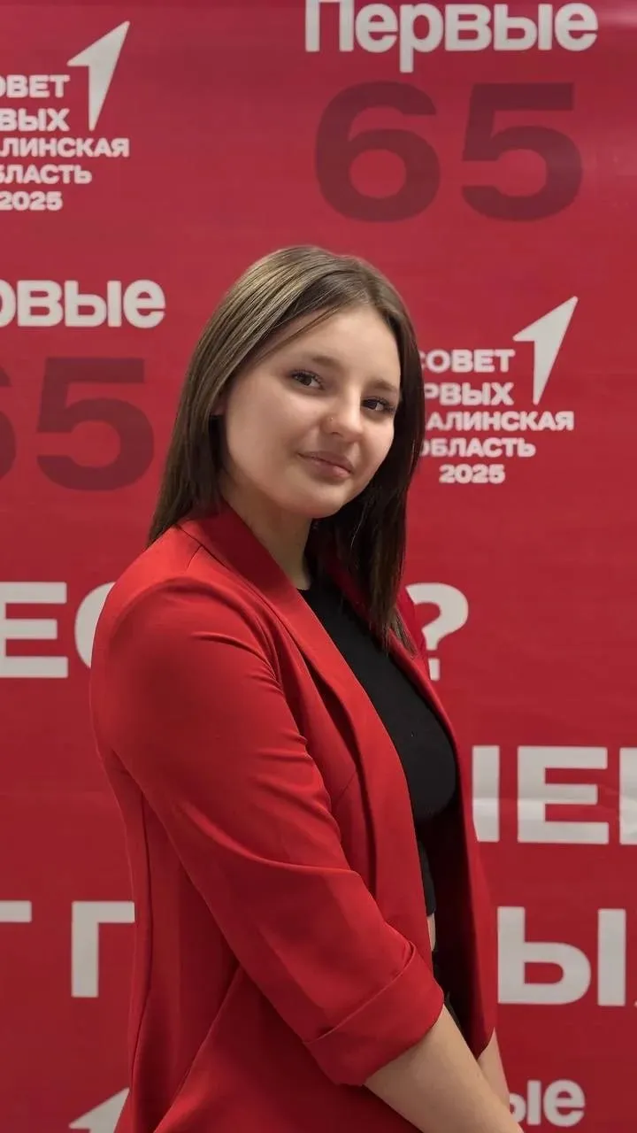Ученица 10 класса села Покровка Евгения Берникова достойно представила Долинский район на областном конкурсе школьных медиацентров и стала его призёром заняв почётное 3 место Её работа Интервью у Заслуженного педагога Сахалинской области Чуевой Галины Геннадьевны получила высокую оценку жюри что является заслуженным признанием таланта трудолюбия и целеустремлённости Евгении Желаю не останавливаться на достигнутом смело идти вперёд развивать свои способности и покорять новые вершины Желаю успехов и вдохновения всем детям увлечённым творческим делом и выбирающим профессию журналиста Ведь умение выражать мысли и передавать информацию другим людям важнейшие навыки которым стоит учиться с детства Отмечу что два года назад в Долинском районе начали создавать школьные медиацентры Сегодня они работают в каждом образовательном учреждении Специальное оборудование необходимое для творческой деятельности школьников журналистов приобретено благодаря финансовой поддержке Министерства образования и лично губернатора Сахалинской области Валерия Лимаренко Мы всячески поддерживаем деятельность юных корреспондентов обеспечивая необходимые условия для развития творческих способностей подрастающего поколения