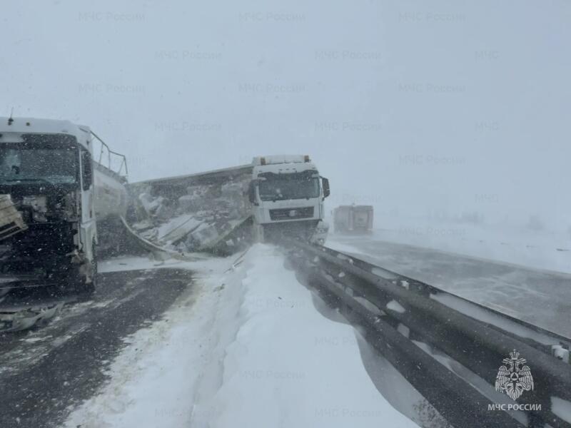 Участок трассы М 4 Дон под Тулой перекрыт из за ДТП   В Богородицком районе в районе села Ломовка произошла серьезная авария   Как сообщили Тульской прессе в региональном МЧС на 254 м километре столкнулись грузовик и легковушки   К счастью обошлось без пострадавших На время затора организовано движение по объездной дороге через Богородицк