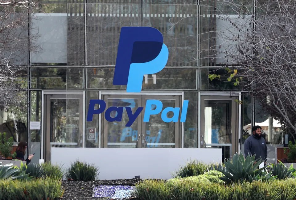 PayPal повысила прогноз по прибыли после объявления о сделке с OpenAI PYPL Поскольку потребители продолжают активно тратить деньги PayPal повысила прогноз скорректированной прибыли на акцию на 2025 год с 5 15 5 30 до 5 35 5 39 по сравнению с 5 15 5 30 о которых сообщалось в июле Компания также объявила о программе выплаты дивидендов в размере 14 центов на акцию в этом квартале jkinvest news jkinvest