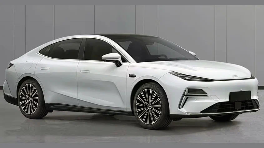 Седан Galaxy Starshine 8 станет электромобилем  Компания Geely подала в КНР заявку на сертификацию новой версии пятиметрового седана Galaxy Starshine 8. Модель, до сих пор предлагавшаяся только с плагин-гибридными силовыми установками, станет полноценным электромобилем.  Такая модификация получит 340-сильный электромотор и литий-железо-фосфатную батарею, ёмкость которой пока не называется. Из динамических характеристик раскрыта только максимальная скорость, составляющая 210 км/ч. Снаряжённая масса электрокара составит 2030 кг.  В оснащение новинки среди прочего войдёт «автопилот» с лидаром над ветровым стеклом, который также присутствуют в старших комплектациях гибридного Galaxy Starshine 8.