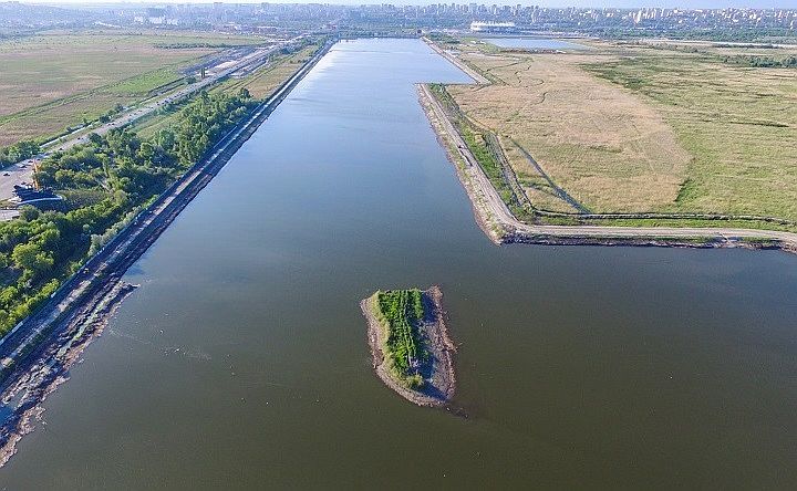В Ростове в 7,7 млрд рублей оценили строительство новой дороги на левом берегу Дона  В Ростове получил положительное заключение технологического и ценового аудита проект строительства магистральной улицы и съезда с транспортной развязки западнее Южного подъезда от Пойменной в южном направлении, сообщил и. о. директора департамента автодорог города Нарек Тамразян.  Он уточнил, что речь идёт об инвестициях в размере 7,7 млрд рублей. Эти расчёты подготовлены для начала работ в 2026-2027 годах. Однако о выделении денег пока речи не идёт.  Также в левобережной части города планируется строительство дороги восточнее гребного канала «Дон» от улицы Бориса Слюсаря в южном направлении. Однако к разработке этого проекта пока не приступили.  Кроме того, на левом берегу Дона планируют реконструировать дорогу и построить ливневую канализацию по улице Шоссейной на участке от западного съезда с Ворошиловского моста до района Ковш и участка дороги по Шоссейной от западного съезда с Ворошиловского моста до Восточного шоссе. Проектирование по первому участку, уточнил Нарек Тамразян, планируется завершить в третьем квартале текущего года, по второму — в 2027 году.  #новости #ростов #ростовскаяобласть #дорога #стройка #левобережный