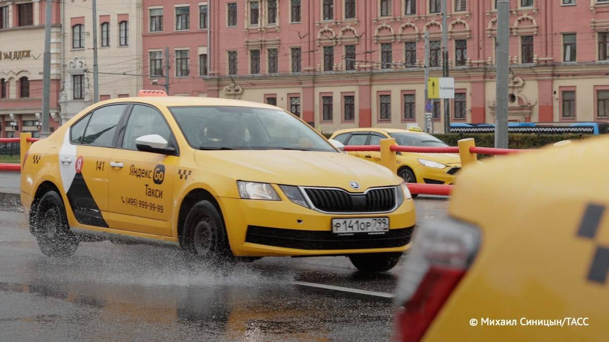 "Яндекс такси" внедрил в карту бесплатные точки Wi‑Fi, чтобы таксисты смогли перевозить людей при нестабильном интернете.  Функция работает и в офлайн-режиме, если карта города загружена заранее.  Фото и информация: ТАСС