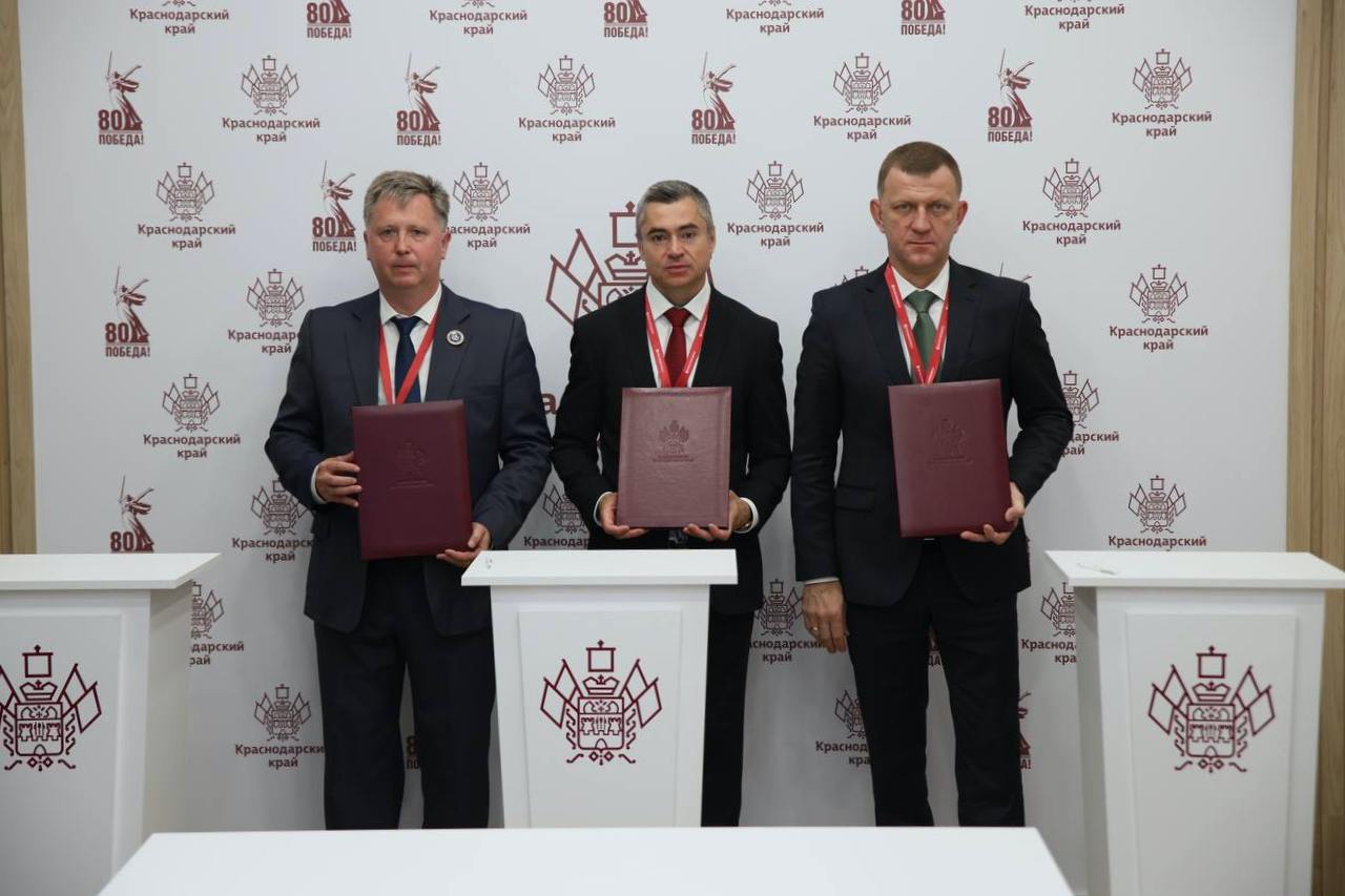 В Краснодаре собираются наладить производство радиоаппаратуры для управления БПЛА Документ об этом подписали сегодня на Петербургском международном экономическом форуме 18+ замглавы Кубани Александр Руппель, мэр краевого центра Евгений Наумов и генеральный директор краснодарского предприятия. Инвестор планирует вложить в производство 750 млн рублей. Также создадут 150 новых рабочих мест. Фото: Пресс-служба администрации Краснодарского края KrasnodarMedia Прислать новость