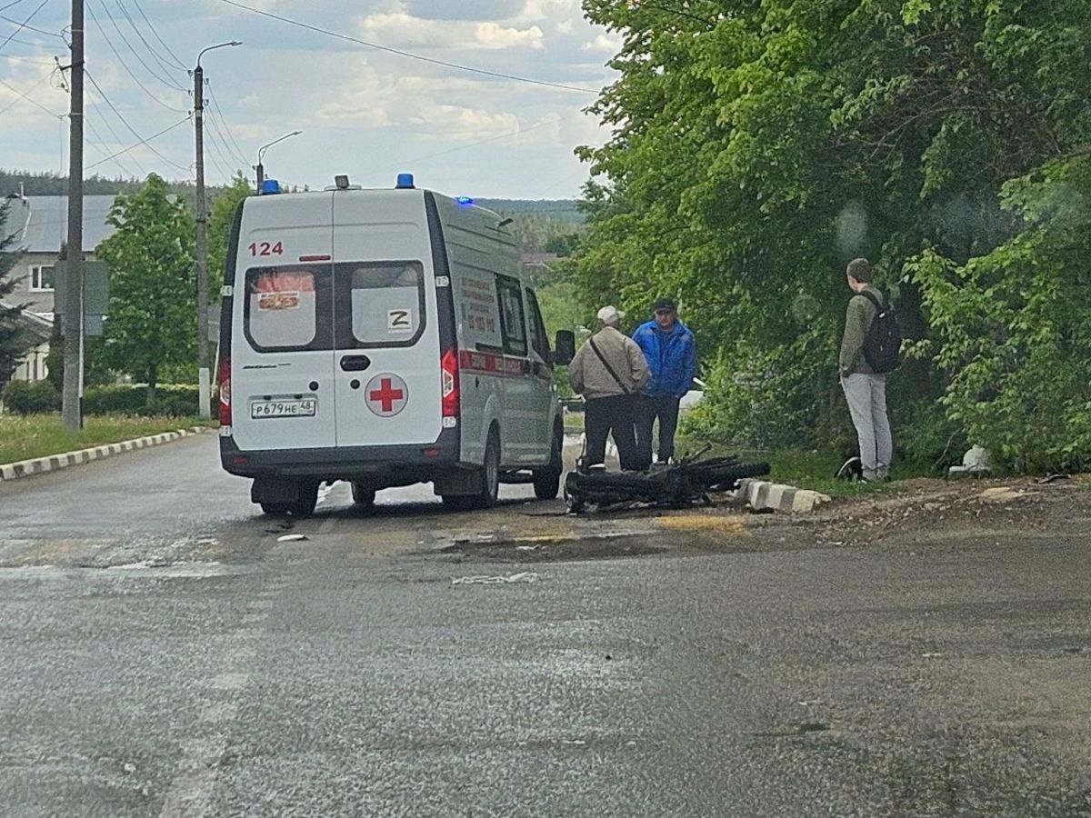 Мотоциклист влетел в карету скорой помощи в Задонске Дорожно-транспортное происшествие с участием автомобиля скорой помощи случилась в Задонске. Авария произошла на улице Бебеля. ↗ Прислать новость Подписаться