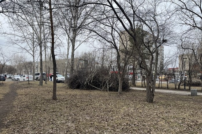 Глава Верх-Исетского района уходит в отставку Глава Верх-Исетского района Андрей Морозов покидает свой пост. В беседе с Е1.RU, сам Морозов заявил, что не знает о причинах своей отставки. По его словам, чем он будет заниматься дальше — Андрей Морозов пока не решил, однако отметил, что Верх-Исетский район не бросит. По данным РБК Екатеринбург, с 17 июля исполнять обязанности главы района будет бизнесмен Владимир Лобанов. Ранее в мэрии города сообщили, что никаких официальных решений на этот счет не принято. А предшествующий отставке отпуск был плановый. Заявления на увольнение Морозов не писал.