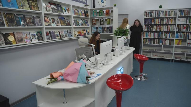 Детская библиотека на Камчатке преобразилась благодаря нацпроекту Центральная детская библиотека имени Георгия Поротова в Петропавловске Камчатском полностью преобразилась после капитального ремонта проведенного в рамках национального проекта Семья Обновленное пространство теперь сочетает классические форматы чтения с современными технологиями В библиотеке полностью обновили интерьер закупили современную мебель и оборудование Ключевым новшеством стала мультстудия для анимационного творчества Книжный фонд пополнился более чем двумя тысячами новых изданий включая литературу для слабовидящих читателей Библиотекари прошли специальное обучение и теперь готовы помогать посетителям осваивать новые технологии Обновленное учреждение культуры расположено по адресу ул Войцешека 7а Мы в MAX