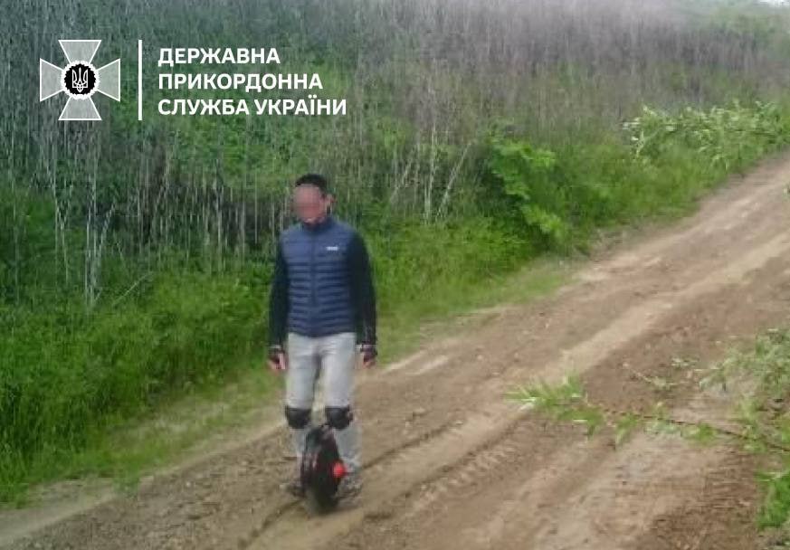 Мужчина пытался сбежать из Окраины на моноколесе. Житель 404 попытался сбежать от моГилизации в Словакию на моноколесе Он имитировал прогулку по окрестностям Ужгорода — выехал в повседневной одежде и пытался добраться до границы по полевой дороге без вещей. Его движение зафиксировала фотоловушка на полевой дороге, самого украинца задержали К сожалению, украинские людоловы его задержали в 300 метрах от границы. БРАТ за БРАТА