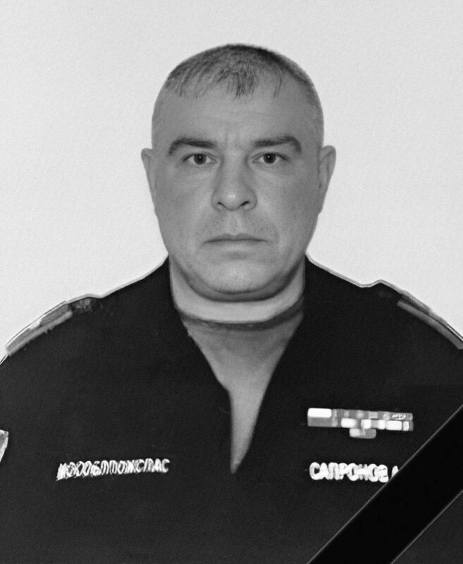 Гибель пожарного в Балашихе: начинается расследование  В Подмосковье трагически погиб Александр Сапронов, командир отделения 307-й пожарно-спасательной части. Он первым вошёл в горящее здание в Балашихе, чтобы спасти людей. В условиях плотного задымления ему стало плохо — он был доставлен в больницу, но спасти его не удалось.   ‍  Александр был высококлассным специалистом, за плечами которого десятки спасённых жизней и операций.    По предварительным данным, причиной трагедии могла стать неисправность экипировки или дыхательного аппарата. Теперь расследование должно ответить на главный вопрос — кто виновен в гибели опытного спасателя, и были ли нарушены регламенты безопасности.  Выражаем искренние соболезнования семье погибшего. Светлая память герою!