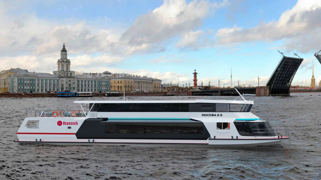 Электросудно «Москва 2.0.» готовится к приему туристов 21 мая в Ленинградской области состоялось важное событие – на верфи «Эмпериум» было спущено на воду первое электросудно «Москва 2.0», которое строится по заказу компании «ВодоходЪ. Пассажирский Порт». Головное судно проекта будет носить название «Стрельна» – в честь территории на южном берегу Финского залива, где расположен знаменитый Константиновский дворец. «Москва 2.0», рассчитанная на 140 пассажиров, является модернизированной версией популярных прогулочных судов проекта «Москва» и «Москвич». И, хотя она во многом повторяет их облик, новое судно все же на два метра шире исторической версии, имеет ресторан с баром, а в носовой части – бизнес-зал с панорамными окнами. Верхнюю часть конструкторы сохранили практически в оригинале – прогулочная палуба на «Москве 2.0» также делится на открытую зону и закрытую часть под навесом. Но все же главное отличие нового судна – это электродвигатель, который практически не создает шума и вибраций во время движения, а на борту отсутствует запах переработанного топлива. Сейчас на электросудне продолжаются работы по внутренней отделке интерьеров и ведутся ходовые испытания. Ввод «Стрельны» в эксплуатацию запланирован на конец июня 2025 г. – судно будет осуществлять прогулочные рейсы по Неве с выходом в Финский залив. Также планируется, что летом 2026 г. судоверфь передаст заказчику еще 5 электросудов «Москва 2.0». Фото: «ВодоходЪ. Пассажирский Порт»