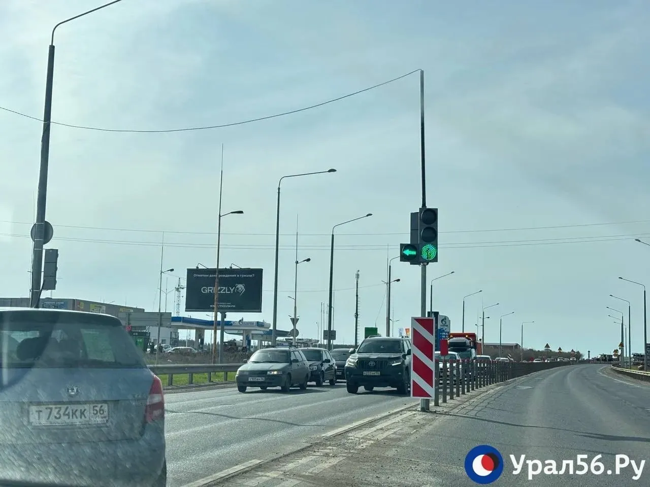 В Оренбурге изменили схему движения на Загородном шоссе и ввели зеленую волну из за ремонта моста С 18 апреля на участке строительства развязки Загородного шоссе и улицы Гаранькина появилась временная возможность повернуть налево с Загородного шоссе на улицу Автодромную Для этого демонтировали часть тросового ограждения и установили светофоры Считается что новая схема поможет разгрузить временную объездную дорогу для тех кто едет в сторону поселка Ростошинские Пруды и дачных массивов Раньше водители не могли повернуть налево до участка строительства и были вынуждены ехать прямо из за чего возникали заторы особенно в часы пик Временный поворот будет действовать до ввода развязки в эксплуатацию Кроме того из за ремонта моста через реку Урал на улице Донгузской вырос поток машин на альтернативном маршруте дороге Оренбург Беляевка Чтобы повысить пропускную способность светофоры на начальном участке дороги в селе Ивановка и поселке Весенний синхронизировали по принципу зеленой волны Время зеленого сигнала по основному ходу увеличили с 60 до 180 секунд Урал56 Ру в МАХ
