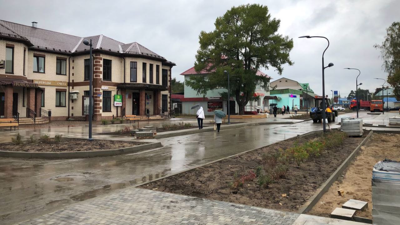 В Пестове продолжается благоустройство общественно-делового центра города  Сейчас на территории ведутся работы по монтажу первого в городе фонтана, обустраиваются места для отдыха со скамейками и урнами, появляются велопарковки. Установлены камеры видеонаблюдения.    Обновлена территория возле краеведческого музея: здесь предусмотрена площадка для небольших мероприятий, появились скамейки и современный остановочный павильон. Преобразился фасад здания: его украсил рисунок, отсылающий к местным ткацким узорам. Рядом установлен арт-объект в виде сидящей на коньке Макоши, покровительницы земледелия. Такой необычный рисунок можно увидеть среди экспонатов музея на вышивке рушника.