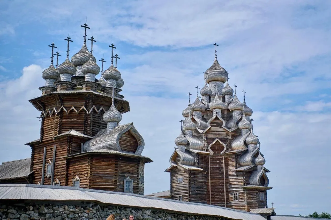 В Карелии следователи проверят сведения о ненадлежащем содержании Кижей Председатель Следственного комитета России Александр Бастрыкин поручил доложить о проверке состояния пожарной безопасности музея заповедника Кижский погост в Республике Карелия Об этом сообщили в пресс службе СК РФ  Поводом для вмешательства стал телевизионный сюжет где рассказали о проблемах с защитой уникального памятника деревянного зодчества расположенного на острове Кижи в Онежском озере Как отмечалось в репортаже из за неудовлетворительного состояния инженерных сетей и нехватки оборудования комплекс фактически остается без защиты от огня зимой а летом подача воды затруднена  Следственные органы СК России по Республике Карелия проводят процессуальную проверку по признакам нарушения требований сохранения объектов культурного наследия ст 243 1 УК РФ Бастрыкин поручил руководителю регионального следственного управления представить доклад о ходе проверки и доводах прозвучавших в телесюжете Telegram Ольга Любимова Telegram Max