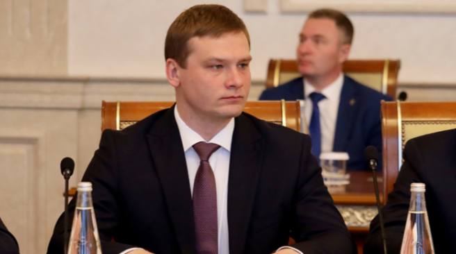 Глава Хакасии наложил вето на закон об изменениях в местном самоуправлении  Валентин Коновалов отклонил закон о переходе к одноуровневой системе, который отменял поселковые советы и прямые выборы в сельской местности.  Он указал на нарушение процедур — отсутствие публичных слушаний, согласований и финансового анализа реформы.  Председатель Верховного Совета Сергей Сокол заявил: документ поддержан большинством и планирует преодолеть вето.  Закон вернули на доработку. Инициатива исходила преимущественно от спикера парламента Сергея Сокола.
