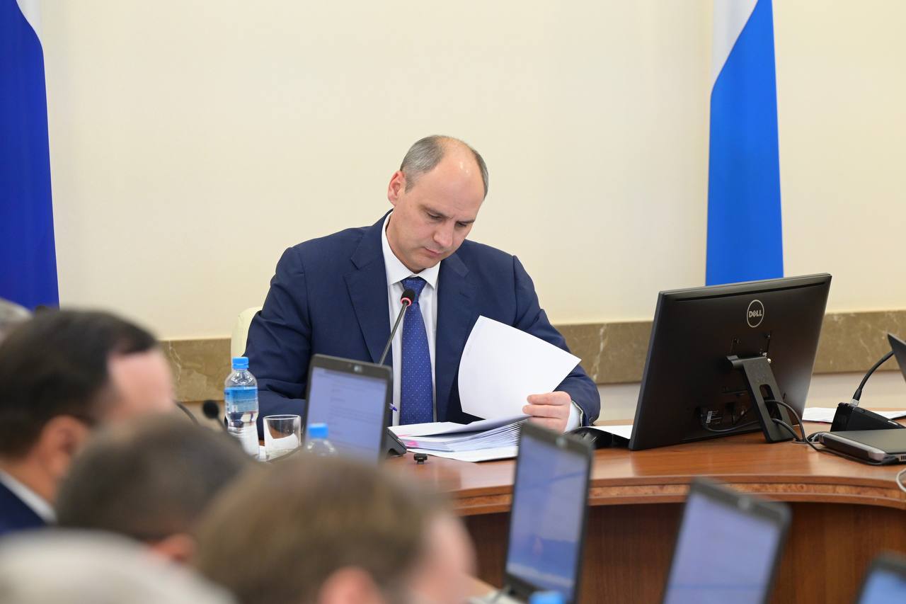 Получение жилья по соцнайму для детей сирот упростили Теперь при принятии решения будут учитывать пенсии пособия стипендии и довольствие военнослужащих а период расчёта доходов сократят с 12 до 3 месяцев Такое решение принял сегодня губернатор Денис Паслер на заседании правительства региона Кроме того сегодня обсудили развитие спорта и сельского хозяйства на Среднем Урале В Новоуральске завершается первый этап реконструкции центрального стадиона до конца ноября должны закончить устройство дренажной системы и основания беговых дорожек В Дегтярске продолжается строительство физкультурно оздоровительного комплекса на стадионе Горняк Минстрой получил поручение держать сроки под контролем Министерству АПК поручено обучить фермеров современным агротехнологиям чтобы малые хозяйства могли повысить урожайность овощей и картофеля до уровня крупных предприятий Подписаться на 4 канал Мы в MAX