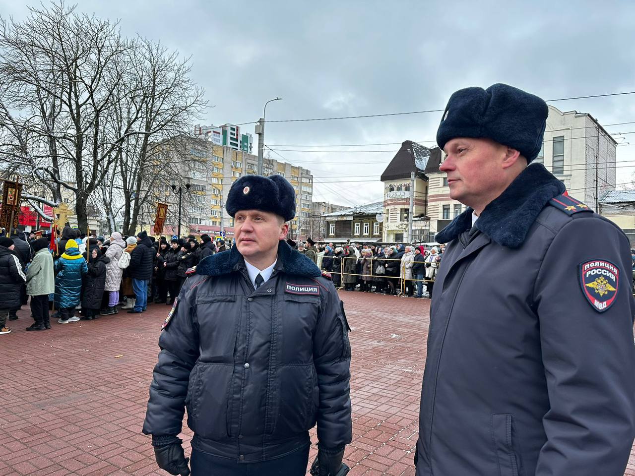 В Ивановской области сотрудники полиции обеспечивают охрану общественного порядка на праздновании Дня народного единства.  На 19 мероприятиях, которые сейчас проходят в нашем регионе охрана правопорядка осуществляется силами полиции во взаимодействии с представителями Росгвардии и добровольными народными дружинами.  В период проведения праздничных мероприятий на улицах с наибольшей интенсивностью дорожного движения организовано дежурство сотрудников Госавтоинспекции.