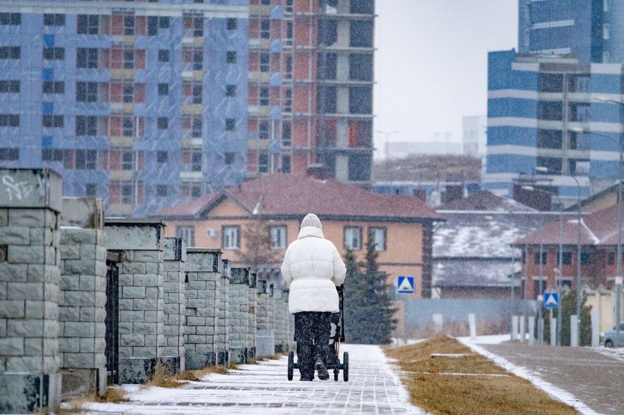 Челны вошли в список городов, где чаще всего покупали недвижимость жители других регионов  Таких сделок зарегистрировано в прошлом году 350.    На первом месте оказалась Казань – 1 539 обращений по сделкам. На третьем – Зеленодольский район  342 .  Всего за 12 месяцев 2024-го в Росреестр Татарстана по экстерриториальному принципу поступило более 4,6 тысячи обращений.