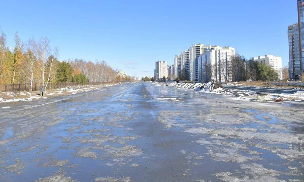 В Омске откроют движение на новом дорожном участке Левобережья  Мэр Омска Сергей Шелест сообщил о подготовке к открытию перекрёстка улиц 70 лет Октября — Степанца — бульвара Архитекторов.  «На данном участке в режиме жёлтого мигания включён новый светофорный объект. В течение нескольких дней будет тестироваться работоспособность всех его систем. Включение светофора в режим регулирования запланировано в ночь с 29 на 30 ноября», — поделился градоначальник.