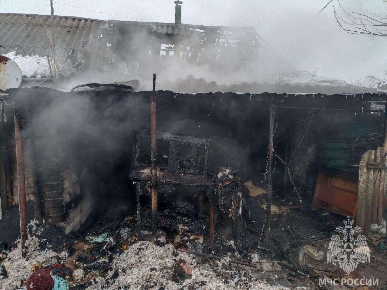 Огнеборцы МЧС Херсонской области ликвидировали пожар в доме В поселке Великая Лепетиха на улице Горького произошло возгорание в жилом доме К счастью обошлось без погибших и пострадавших Огонь уничтожил 50 метров квадратных жилого помещения На месте происшествия работали 10 специалистов и 2 единицы техники пожарно спасательной части 5