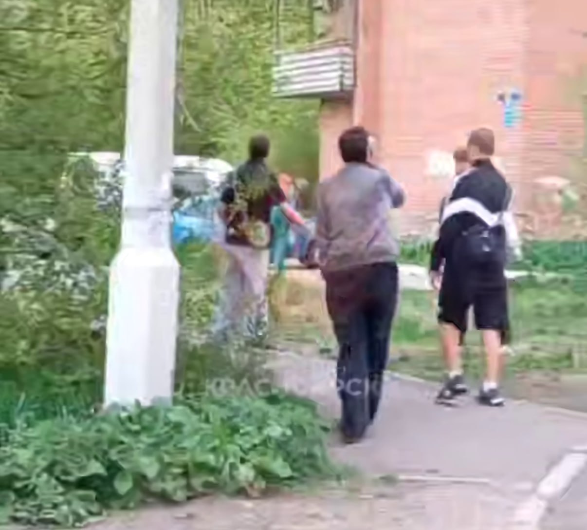 В Красноярске мужчина разбил бутылку об голову школьника, другого поставил на колени Случай произошел 18 мая на улице Щорса. Как пишет телеграм-канал «Короче, Красноярск» со ссылкой на очевидца, изначально группа подростков стояла на балконе 14 этажа. Утверждается, что к ним вышла женщина и сделала замечание. Затем один из школьников спустился на улицу, где был супруг женщины. Очевидец предполагает, что мужчина был пьян. «Подросток рассказал об агрессивном мужчине друзьям, те тоже вышли на улицу. Завязался конфликт. Одного из парней мужчина заставил встать на колени и дал подзатыльник. Второму досталось сильнее: мужчина якобы разбил бутылку о его голову», — заявил очевидец. В МВД рассказали, что пострадавшим оказался 12-летний мальчик, ему понадобилась помощь врачей. Сейчас сотрудники полиции ищут мужчину и выясняют подробности инцидента.