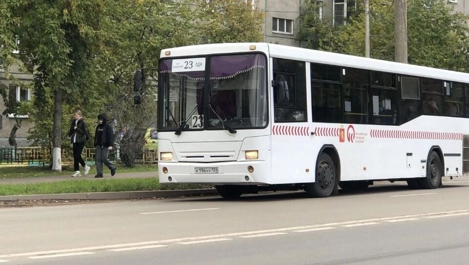 Красноярка порвала куртку в автобусе и отсудила почти 50 тысяч Все произошло еще в феврале рассказали в Роспотребнадзоре Женщина зашла в автобус 23 и села на сиденье Подъезжая к остановке она встала а её куртка зацепилась и порвалась Как оказалось из сиденья торчал острый железный стержень Вещь стоила 18 5 тысячи Со слов пострадавшей перевозчик предложил ей отремонтировать куртку однако ее это не устроило Женщина обратилась в Роспотребнадзор и подала в суд Суд взыскал 49 тысяч рублей в том числе стоимость куртки моральный вред стоимость проезда и другие расходы prmira news