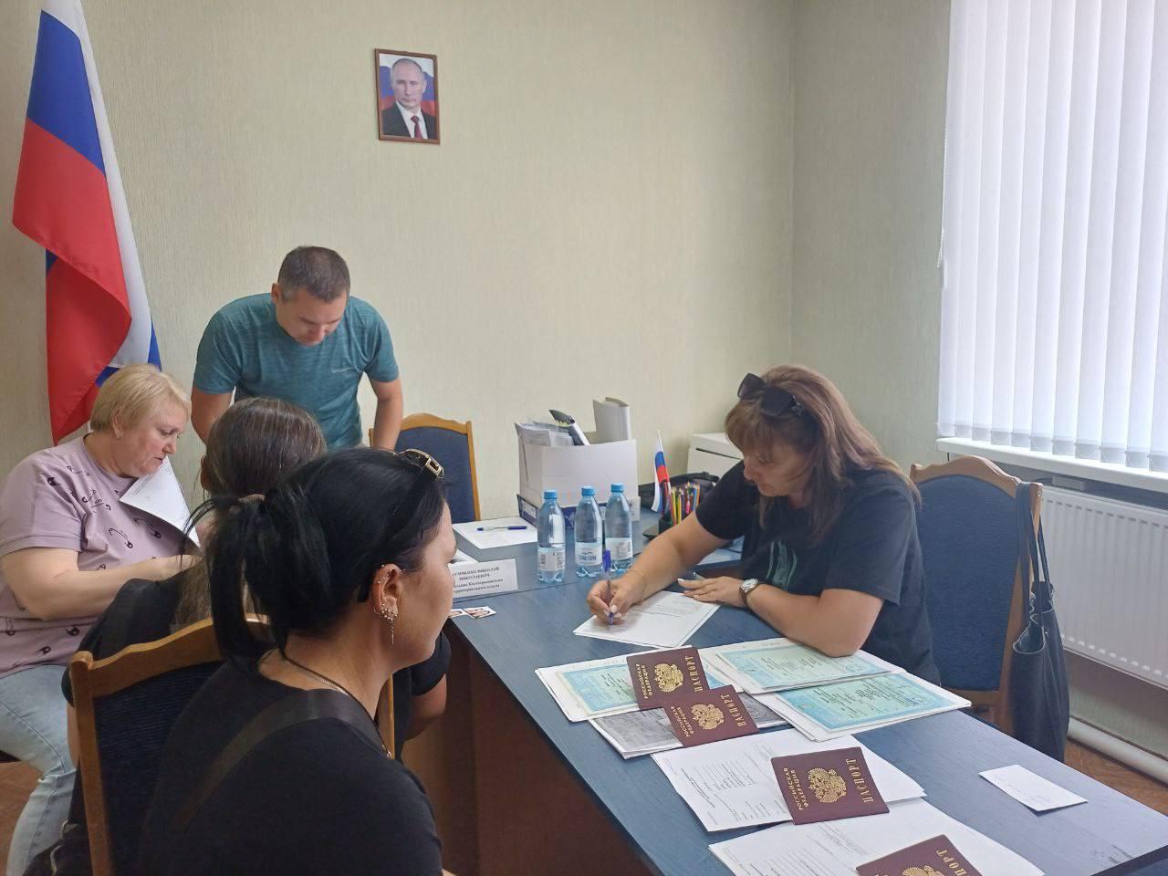 В Херсонской области Управление труда и социальной защиты Каховского МО провели выездной прием граждан В рамках мероприятия специалисты принимали заявления на выдачу удостоверений многодетным семьям Также участники получили консультации по предоставлению государственной услуги Социальный контракт в различных направлениях программы Мероприятие прошло в населенных пунктах Тавричанка Костогрызово Семеновка Архангельская Слобода Заозерное По итогам работы было оказано 25 консультаций по различным вопросам Подано 21 заявление на выдачу удостоверения многодетной семьи 2 обращения по государственной услуге Социальный контракт 2 обращения по мерам социальной поддержки льготной категории граждан включая компенсацию по оплате жилого помещения и коммунальных услуг Выражаем благодарность в организации данного мероприятия Администрации Каховского МО и содействие Министерство труда и социальной защиты Херсонской области