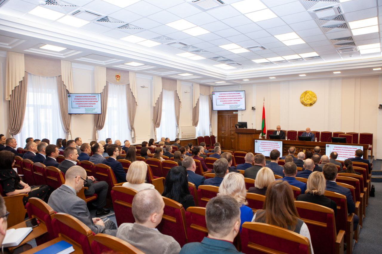 Председатель ЦИК Беларуси Игорь Карпенко встретился с коллективом Генеральной прокуратуры Республики Беларусь Основной темой встречи стало обсуждение ключевых аспектов Послания Президента Республики Беларусь белорусскому народу и Национальному собранию Глава ЦИК сделал акцент на том что современная стратегия развития Республики Беларусь базируется на укреплении социально экономического потенциала Данный подход рассматривается как инструмент противодействия внешним вызовам залог национального суверенитета и условие для повышения благосостояния народа В ходе встречи затронули и политическую модернизацию проведенную в нашей стране в 2022 2025 годах которая не только обновила Конституцию и национальное законодательство но и расширила формат участия граждан в политической жизни страны Игорь Карпенко подчеркнул что реализация тезисов Послания требует четкой координации всех органов власти а роль органов прокуратуры в обеспечении законности и стабильности в стране остается фундаментальной