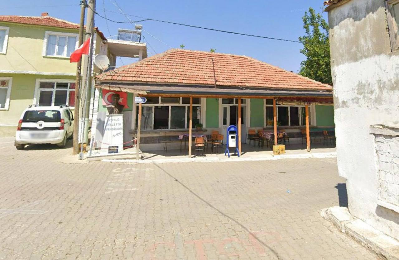 В деревне Байрамич в Гелиболу Чанаккале произошёл интересный случай на аукционе по продаже деревенского кафе Ожидалось что арендная плата составит 15 20 тысяч турецких лир в месяц но в результате упорства четырёх жителей деревни участвовавших в аукционе она выросла до 126 тысяч турецких лир Аукцион был отменён