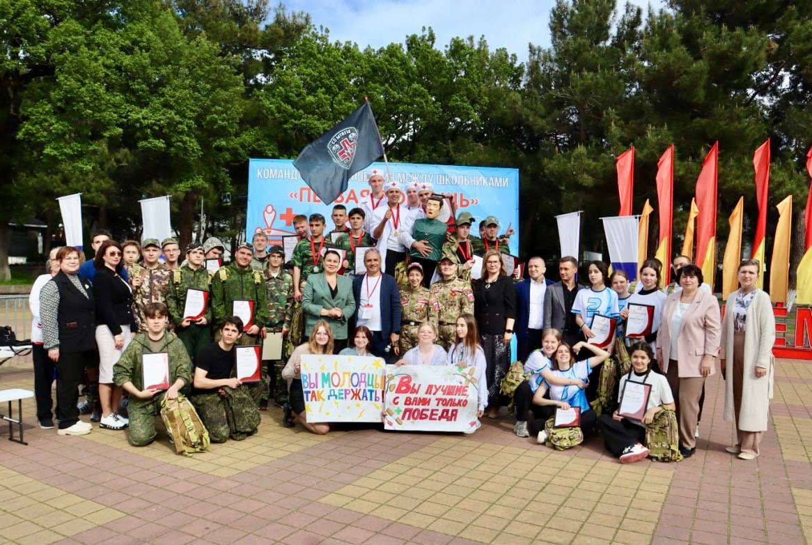 Школьники Геленджика продемонстрировали мастерство оказания первой помощи Сегодня состоялись традиционные соревнования среди старшеклассников по оказанию первой доврачебной помощи. Участников приветствовал глава города-курорта Алексей Богодистов, а также президент «Федерации анестезиологов и реаниматологов» профессор Константин Лебединский. Десятиклассники показали показали отличное владение основными приемами оказания первой помощи в условиях, приближенных к реальным чрезвычайным ситуациям. Организаторы и сотрудники скорой помощи города-курорта создали различные сценарии происшествий для участников, чтобы проверить их умение действовать быстро и грамотно. По итогам конкурса победители были награждены дипломами и памятными призами. Лучше других в этом году подготовилась команда школы №5 – у них первое место. Серебро соревнований у школы № 12, третье место – школа №7. Пресс-служба администрации Геленджика