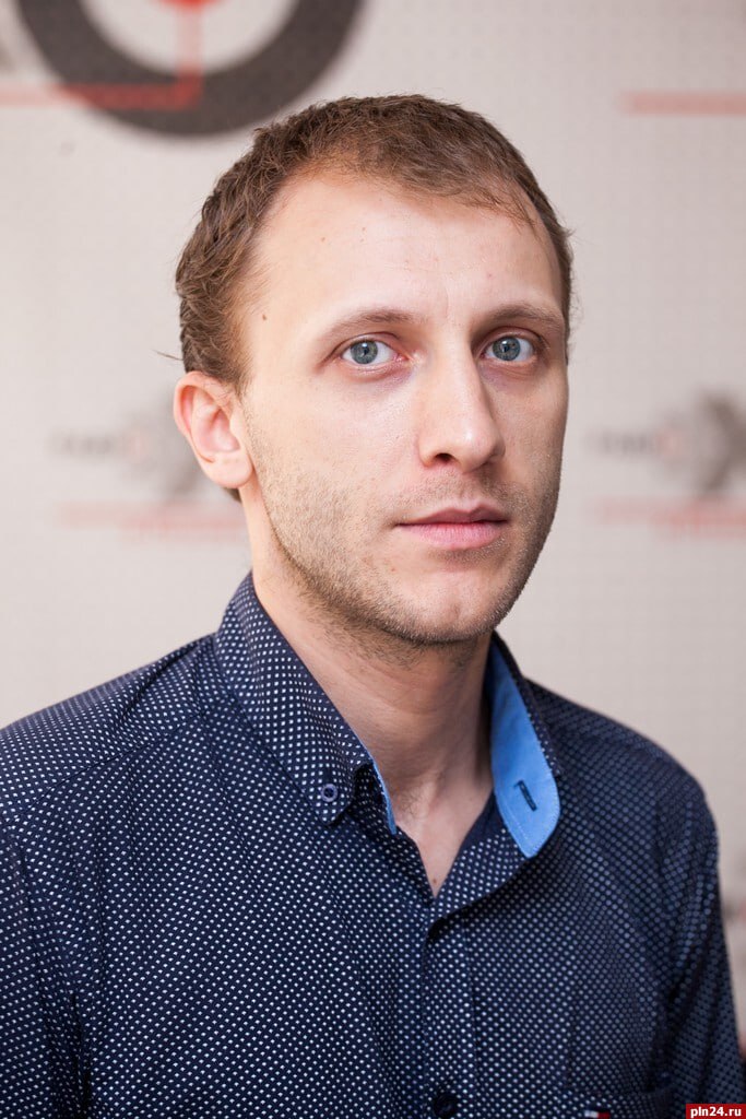 Бывшего псковского журналиста Дениса Камалягина приговорили к тюремному сроку Ему назначили наказание в виде лишения свободы на срок 3 года с отбыванием в колонии общего режима с лишением права заниматься деятельностью по администрированию интернет сайтов на срок 3 года Камалягину вменили стандартный набор дискредитацию ВС РФ уклонение от исполнение супружеских обязанностей иноагента В марте 2022 года Денис Камалягин покинул Россию и на текущий момент проживает в Латвии Дело было рассмотрено в отсутствие подсудимого приговор как водится заочный Минюстом РФ признан иноагентом