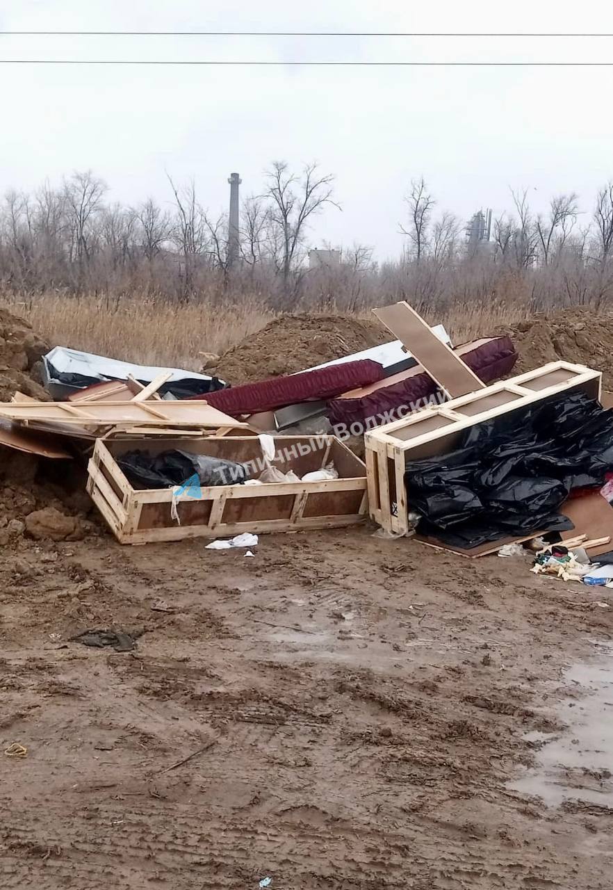 Свалку гробов якобы обнаружили на пустыре в Волжском.  Очевидцы говорят, что фото сделано на 7-й Автодороге, за Ботаникой. Печальная и немного жуткая картина.     Подписаться на «Короче, Волгоград»