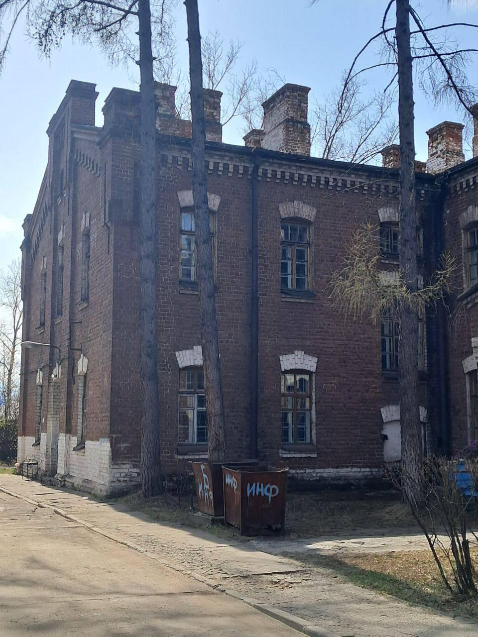«Сюда не возят губернатора» — жители Нижнеудинска жалуются на аварийное состояние инфекционного отделения Как сообщают местные жители, «кормление пациентов хорошее, забота персонала — на должном уровне. Но как можно работать в таких условиях самим медикам и лечиться больным!». Старые двери, разрушающиеся стены и общее плачевное состояние давно требуют ремонта. «Корпус находится на окраине города, на территории воинской части которая также в удручающем виде . Сюда не возят губернатора, его заместителей, министров, депутатов областного парламента — их возят только показать новую первую школу, новый СРЦ социально- реабилитационный центр в село Мельница. Мы строим платные дороги, проводим олимпиады и чемпионаты мира, но в глубинке такая ситуация», — сообщают местные жители. Здание, являющееся историческим, принадлежит Министерству обороны России. С 2013 года иркутский Минздрав обсуждал вопрос о его передаче в собственность области. Однако в 2022 году в связи с ограничением и запретом сделок с имуществом Минобороны России, в передаче здания военного госпиталя было отказано. В январе 2022 года губернатор Кобзев обещал построить новое инфекционное отделение и тубдиспансер в Нижнеудинске. В апреле 2024 в министр здравоохранения региона Андрей Модестов пообещал найти оптимальное решение. Но никаких действий после этих заявлений не последовало. , чтобы понимать, что происходит в регионах России