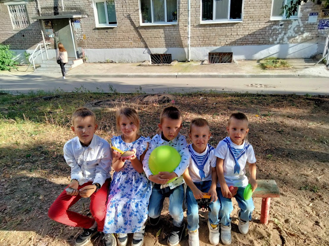 Что и требовалось доказать. В Перми каждый третий ребенок останется дома летом 2025 года Сервис SuperJob провел опрос среди пермских родителей, чтобы выяснить, как их дети проведут летние каникулы в 2025 году. Исследование показало, что каждый третий ребенок 34% останется дома. Еще около 30% школьников в лагерь тоже не поедут, отправятся в деревню или на дачу. И только 16% отдохнут в летних оздоровительных лагерях. Почему? Причин несколько, Properm.ru не раз писал о них. Первая. Изменили систему выдачи сертификатов и компенсаций, теперь она зависит от определенной суммы дохода родителей. Доход родителей считают до вычета налогов, в доходе учитывают не только зарплаты, но вообще все доходы. Вторая. Сумма, от которой рассчитывается помощь сертификат, компенсация за путевку в детский лагерь, в 2-3 раза ниже реальной стоимости путевки. В среднем путевка на 21 день стоит 50 тыс. рублей, а сумма, на которую при расчете сертификата ориентируется правительство региона, около 28 тыс. рублей! Таким образом, сертификаты выдают родителям в большинстве случаев в размере примерно 9 тыс. рублей 30% . Родители отказываются от путевок в лагеря, выбирая семейный отдых. Среди семей Черноморское побережье остается популярным направлением — туда поедут 10% детей. Еще 8% родителей выбрали путешествия по России, среди которых чаще всего упоминались Байкал, Москва, Санкт-Петербург, Казань и регионы Кавказа. За границу планируют свозить лишь 2% школьников — в основном в Турцию, Египет и Таиланд. Только 2% родителей выбрали дневные школьные лагеря, а 10% предпочли альтернативные варианты: санатории, походы или поездки к родственникам. Почти каждый десятый родитель 9% пока не определился с планами на лето.