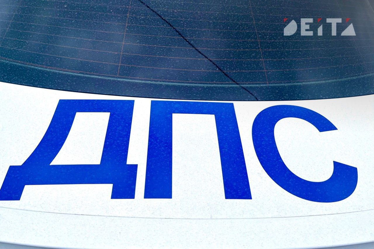Во Владивостоке мужчину судят за организацию 16 «подставных» аварий  Во Владивостоке рассматривается уголовное дело в отношении мужчины, обвиняемого в мошенничестве в особо крупном размере  ч.4 ст. 159 УК РФ . Претензии со стороны следствия и прокуратуры возникли после того, как он за полтора года стал фигурантом 16 дорожно-транспортных происшествий.  По версии следствия, с 2020 по 2022 год мужчина намеренно создавал аварийные ситуации во Владивостоке, Артёме и Уссурийске, что квалифицируется как «автоподставы». Ущерб причинялся как транспортным средствам других водителей, так и страховым компаниям. Обвинение подкреплено видеофайлами с ДТП, изъятыми из мобильного телефона подсудимого.  Адвокат обвиняемого не согласен с позицией следствия, утверждая, что умысла на совершение аварий не было.  Это уже второе подобное дело по «автоподставам», рассматриваемое в Первореченском районном суде Владивостока. Ранее было возбуждено уголовное дело в отношении семьи, где зафиксировано более 30 криминальных эпизодов и ущерб страховым компаниям превышает 8 млн рублей. Оба дела были возбуждены по материалам полиции и УФСБ Приморья.