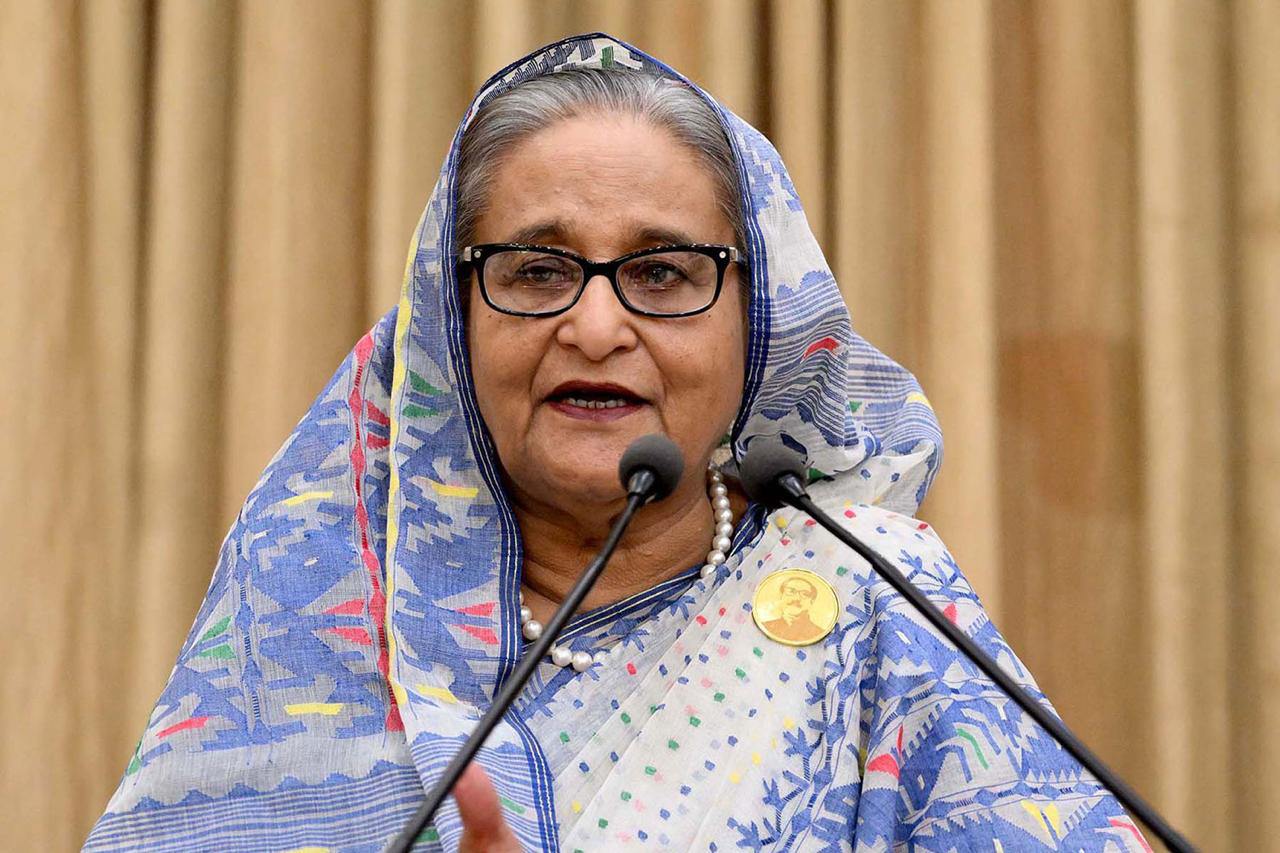 Бывший премьер министр Бангладеш Шейх Хасина приговорена к смертной казни пишет BBC со ссылкой на специальный трибунал страны Хасина признана виновной в насильственном подавлении протестов 2024 года а также в преступлениях против человечности Хасину судили заочно поскольку с момента отстранения от власти она живет в Индии Вердикт станет дипломатическим испытанием для Дели пишет BBC Дакка уже официально запросила экстрадицию Хасины Press Information Department of Bangladesh Подпишитесь на Ведомости