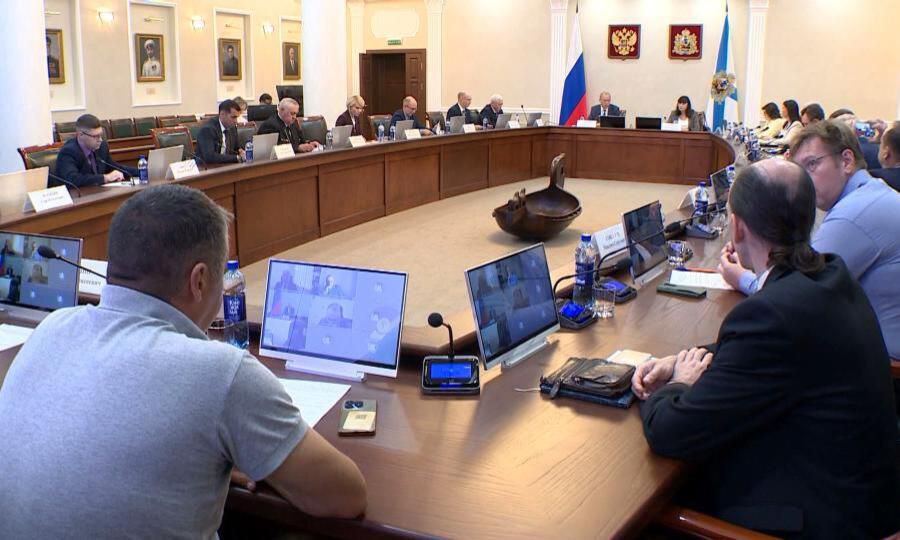В Правительстве региона прошло заседание рыбохозяйственного совета Архангельской области и НАО В нём принял участие заместитель руководителя Федерального агентства по рыболовству Василий Сколов С представителями отрасли он не только обсудил изменения законодательства в области рыболовства но и посетил кузницу кадров рыболовного флота