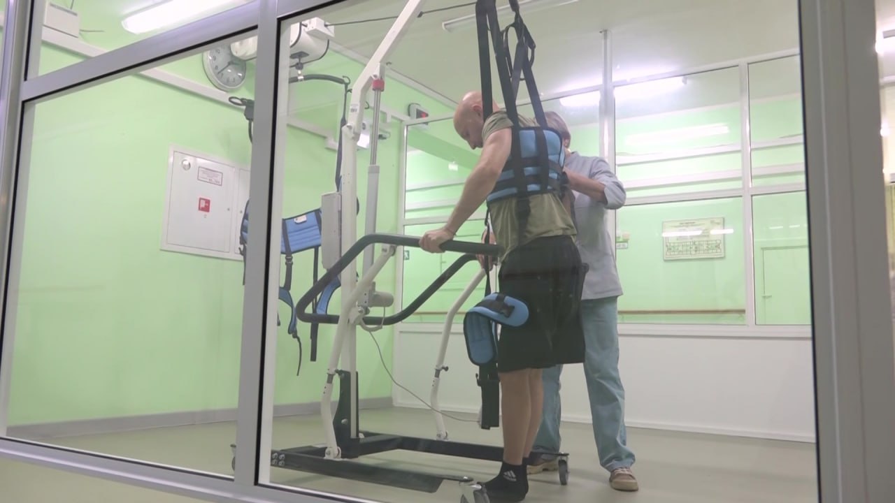 В 2025 году реабилитацию в МСЧ 9 ФМБА России прошли более 100 бойцов СВО и членов их семей пациенты приезжали со всей страны Здесь помогают восстановиться не только физически но и психологически В отделении усилили работу с психологами открыли палату семейного проживания и развивают социокультурную реабилитацию так для пациентов выступают воспитанники школы искусств С бойцами работает целая команда специалистов используется современное оборудование и комплексный подход к восстановлению dubna tv