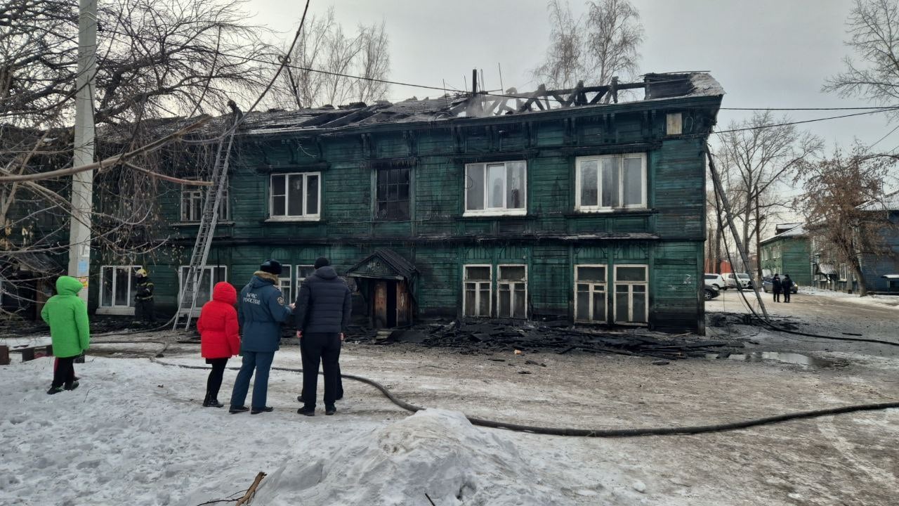 Пять из восьми квартир горевшего во Втором Иркутске дома были муниципальными  Во время пожара никто не пострадал, но жильцы потеряли имущество. Им окажут всю необходимую помощь, пообещали в мэрии Иркутска.   Во время пожара сильно пострадал крыша. Специалисты обследуют её и составят смету на ремонт.  На месте дежурит автобус МКУ «Безопасный город», где можно обогреться.   О том, сколько человек пострадало, где они будут проживать в ближайшее время и что послужило причиной пожара, не сообщается.     —