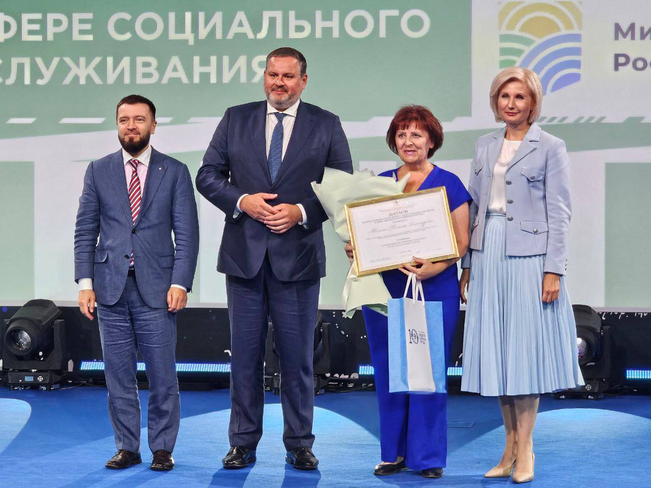 Специалист центра Семья из Энгельса Татьяна Александровна Малкина отмечена наградой на федеральном уровне Сотрудница нашего учреждения заняла второе место в номинации Лучшая практика поддержки многодетных семей Всероссийского конкурса профессионального мастерства в сфере социального обслуживания И это очень достойная награда Конкурс Самый лучший папа который был представлен на награду проводится не первый год и уже стал хорошей традицией не только для Энгельского района но и для всей области В этом году мы снова его проводим и приглашаем отцов принять участие С условиями конкурса можно ознакомиться здесь Поздравляю от всей души коллегу с заслуженной наградой Сохраняем традиции открыты к новациям Главная цель дальнейшее развитие учреждений семьи и детства