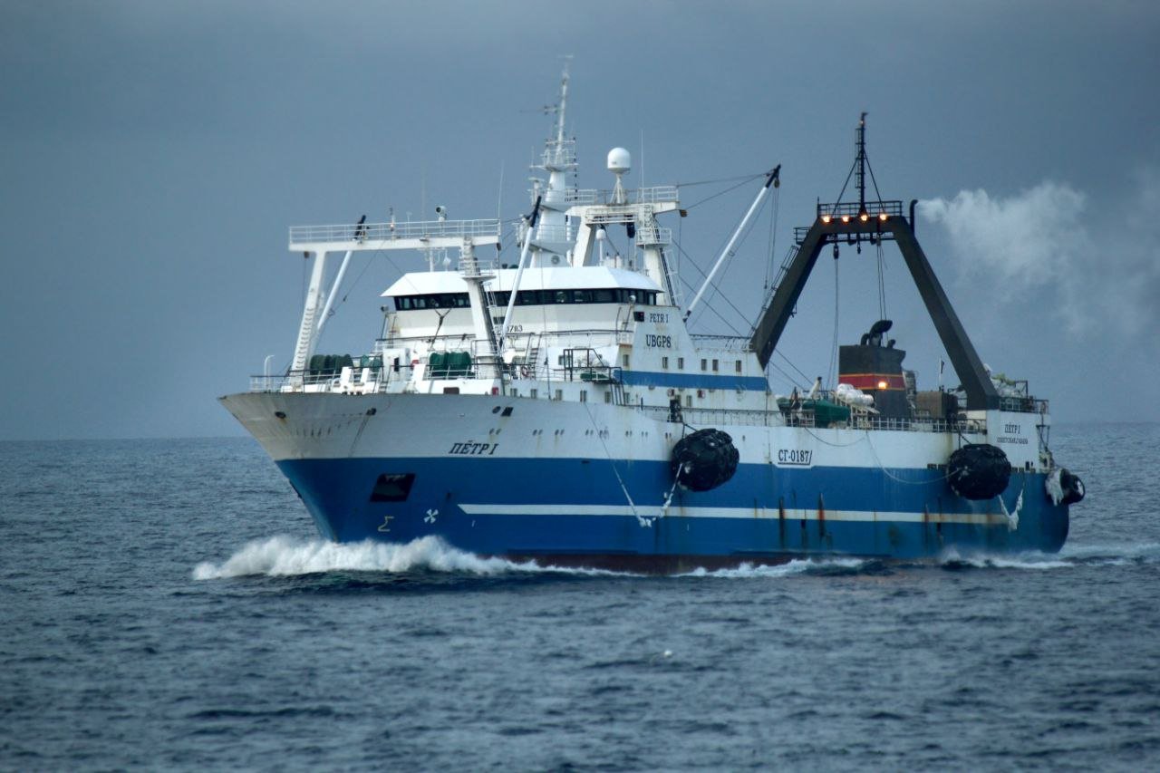 Рыбаки обновили собственный мировой рекорд по вылову рыбы    Российский морозильный рыболовный консервный траулер «Петр I»  за неполный 2024 год выловил 93,5 тыс. тонн рыбы. Таким образом, российские рыбаки в третий раз обновили собственный мировой рекорд по вылову одним судном такого типа в течение календарного года.