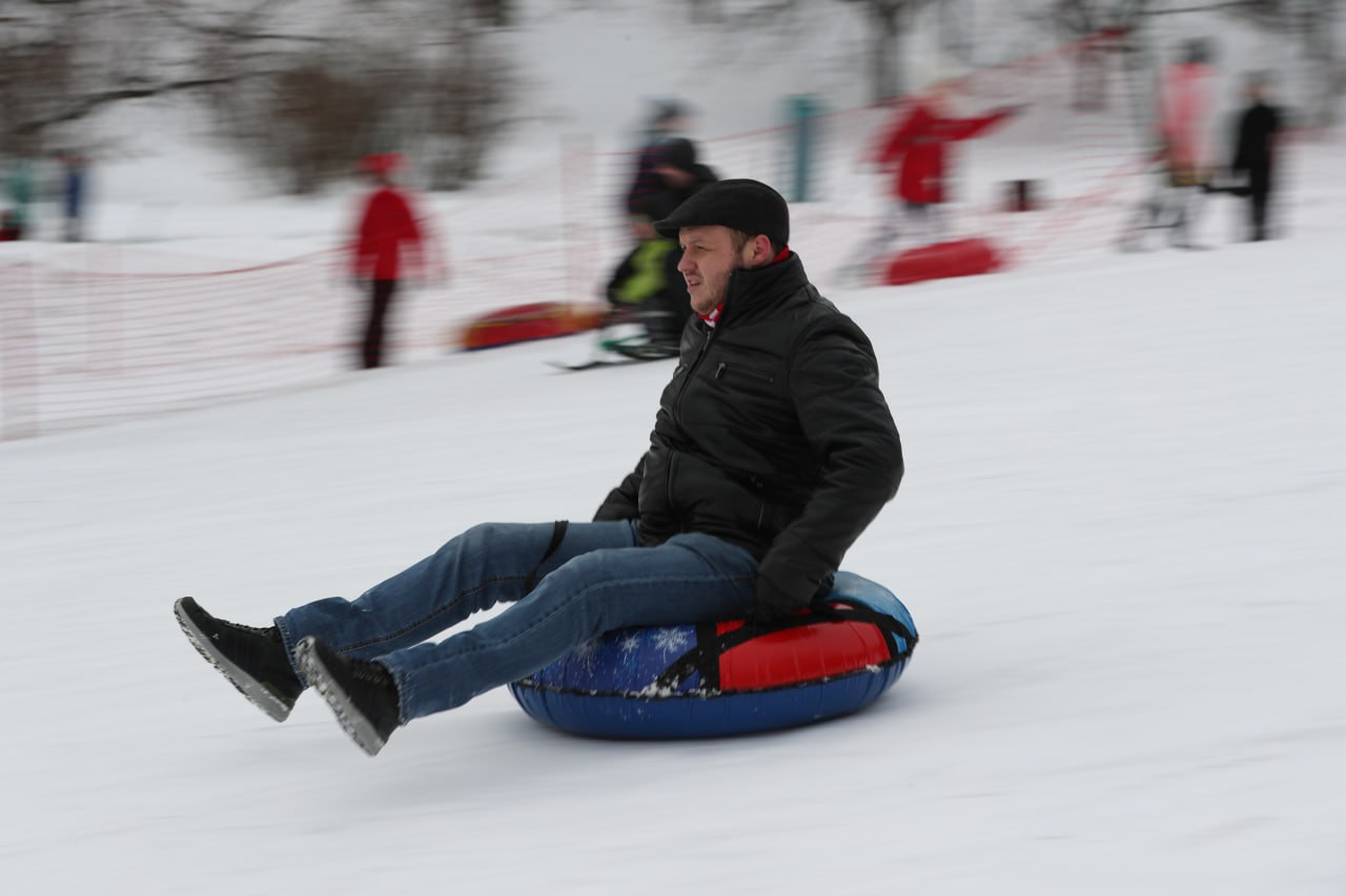 Первого пострадавшего от езды на ватрушке госпитализировали в Петербурге Пациент поступил в Елизаветинскую больницу в тяжелом состоянии У мужчины сочетанная травма с повреждением груди и позвоночника он в реанимации В медучреждении рассказали что травмы после экстремальных катаний на тюбинге самые тяжелые их сравнивают с травмами после ДТП После неудачных покатушек люди часто остаются инвалидами Медики предостерегают петербуржцев от катания на необорудованных территориях ИЗВЕСТИЯ Александр Казаков Подписаться на 78 в МАХ Прислать новость