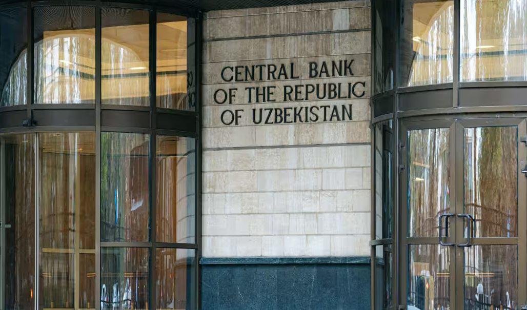 ЦБ оштрафовал 18 банков на 102 млн сумов за нарушения в раскрытии информации Центральный банк в сентябре октябре провёл мониторинг официальных веб сайтов коммерческих банков с целью проверки соблюдения требований законодательства в части раскрытия информации для потребителей финансовых услуг По результатам мониторинга было установлено что отдельные банки не соблюдают требования Закона О государственном языке Так на их веб сайтах отсутствует информация размещённая на государственном языке Кроме того было выявлено что на некоторых сайтах банков не размещён порядок поэтапного освобождения из залога имущества принятого в качестве обеспечения по кредиту пропорционально погашению основной суммы задолженности по кредиту В частности на официальных веб сайтах таких банков как Agrobank Anor Bank Hayot Bank Universal Bank Garant Bank Asakabank Turonbank Infinbank Mikrokreditbank Trastbank Madad Invest Bank Saderat Bank Orient Finans Bank Ipoteka bank Tenge Bank Ziraat Bank Uzbekistan AVO Bank и Open Bank вышеуказанный порядок не размещён Каждый банк был оштрафован на 102 млн сумов Также им направлены официальные предписания об устранении выявленных нарушений и приведении информации размещённой на официальных веб сайтах в полное соответствие с требованиями законодательства Остерегайтесь фейков Это единственный официальный канал NovostiUZ Подпишитесь чтобы получать достоверные новости и актуальные курсы валют   Вы с Telegram Premium Поддержите нас одним нажатием Ссылка на пост   telegram me NovostiUZ 59167