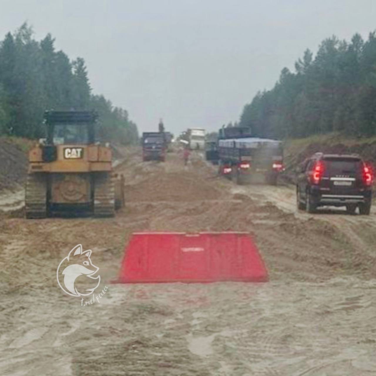 печора чс На дороге Чикшино Кожва раскисшей за выходные из за обильных дождей по мнению властей уже не критичная автомобили проезжают в большинстве своём без особых трудностей Пробка образуется в месте перехода с щебня на свежую отсыпку В этом участке подрядная организация занимающаяся строительством дороги оказывает помощь водителям На месте также два бульдозера и экскаваторы грейдируют дорогу на постоянной основе