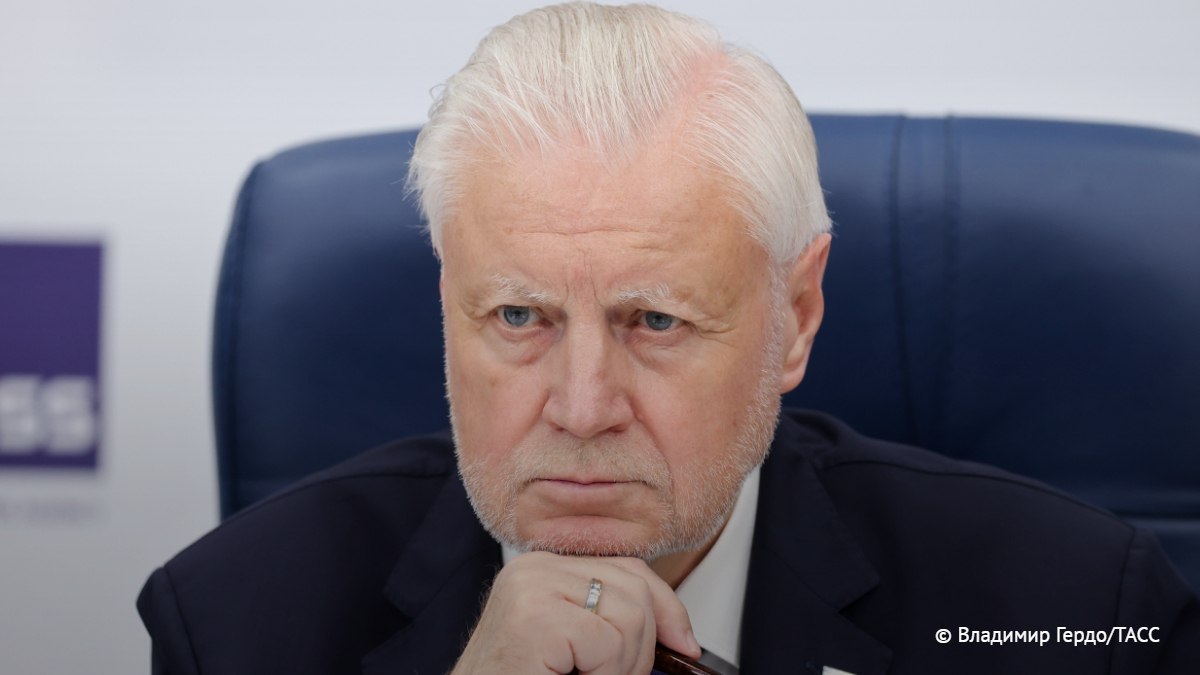 В Госдуме призвали сделать зарплату врачей без переработок вдвое выше средней Никаких переработок и совмещений никакой работы на износ Чиновники должны понять простую народную мудрость нищий врач опасен для здоровья заявил ТАСС лидер партии Справедливая Россия За правду Сергей Миронов